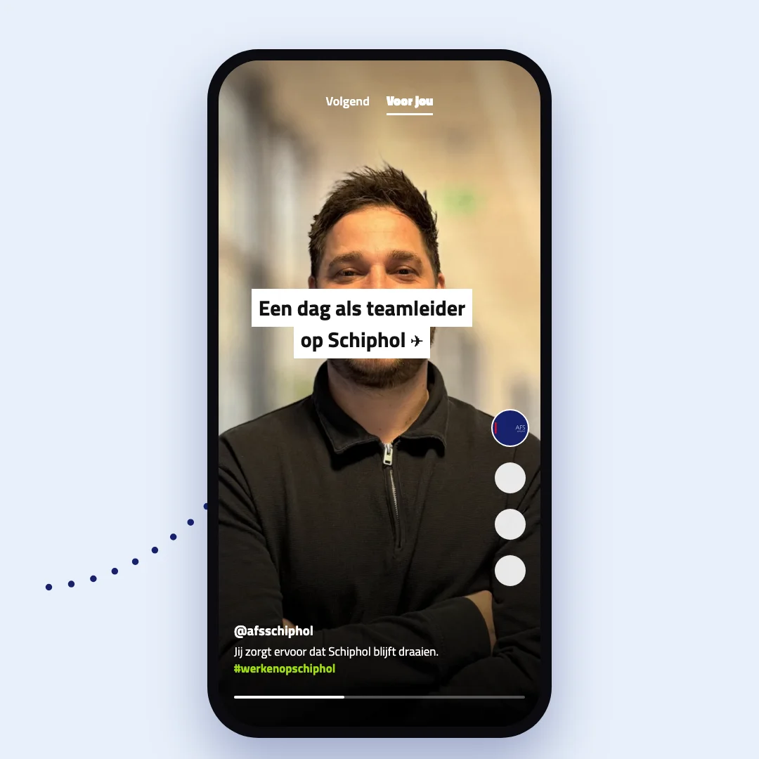 TikTok-video in een telefoon: Een dag als teamleider op Schiphol