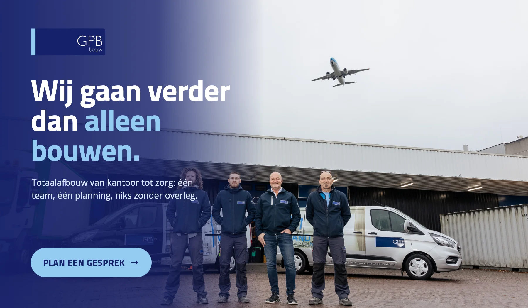 Team bij de bussen met een vliegtuig erboven: Wij gaan verder dan alleen bouwen.